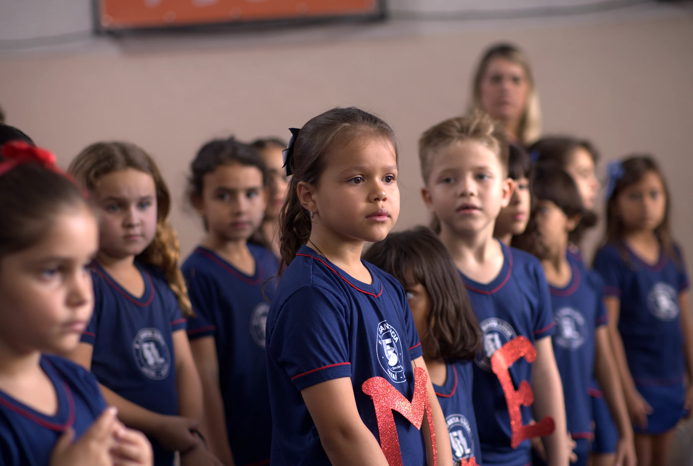 Alunos da Escola Santa Lúcia reunidos em uma apresentação escolar