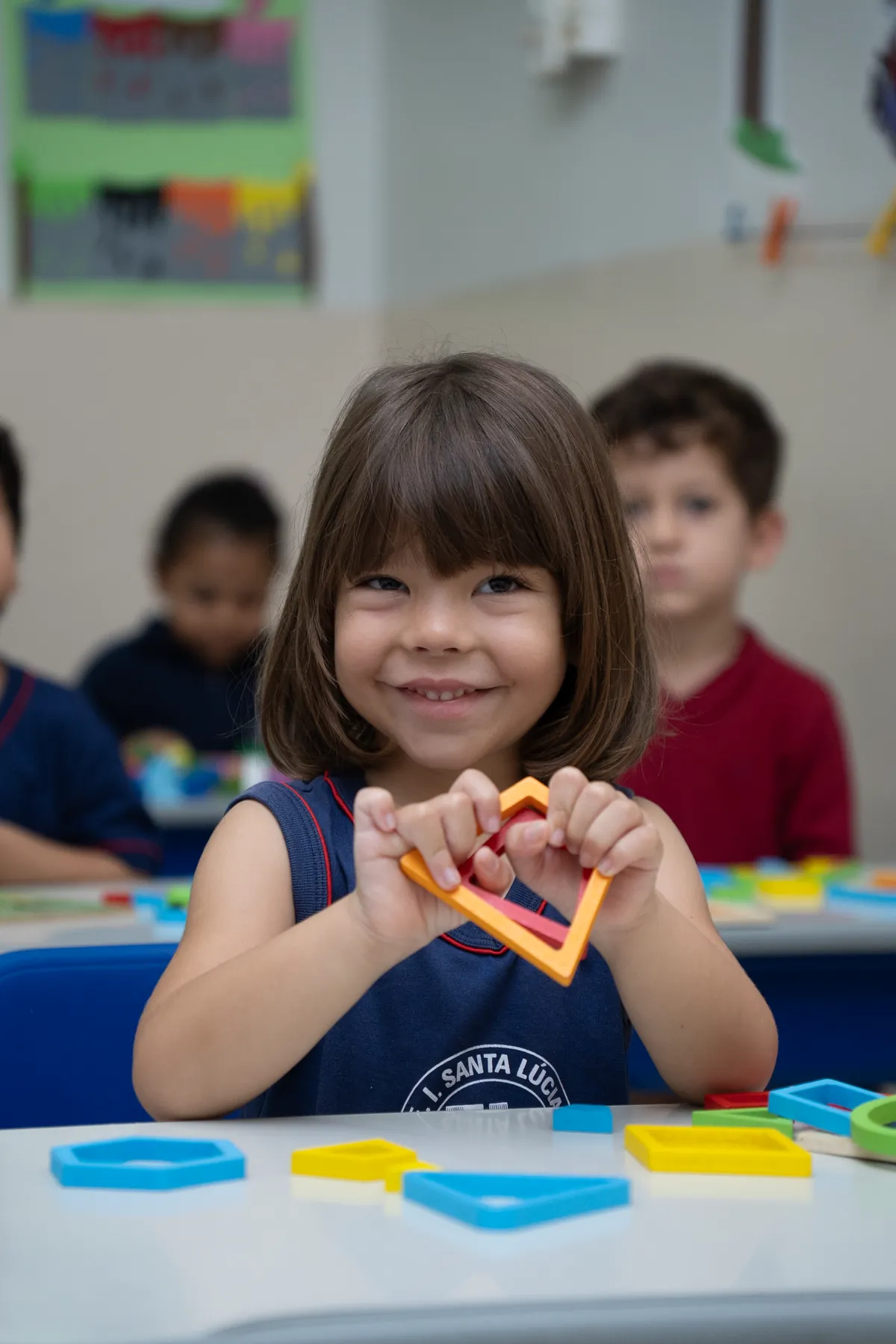 Criança da Educação Infantil explorando formas e cores