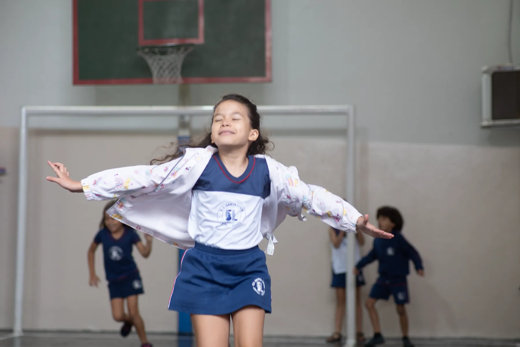 Aluna participando de atividade esportiva na quadra
