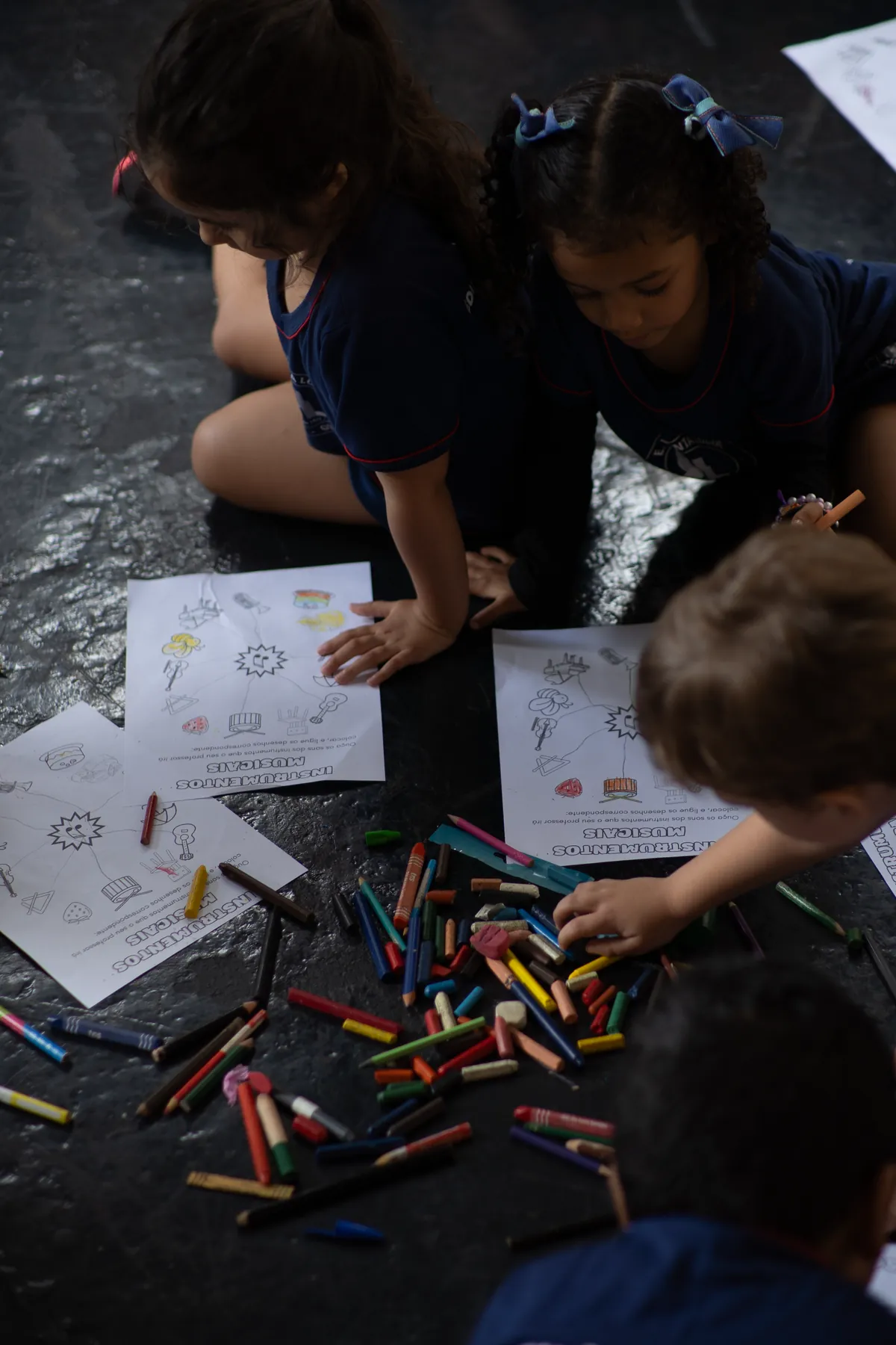 Crianças desenhando e criando juntas