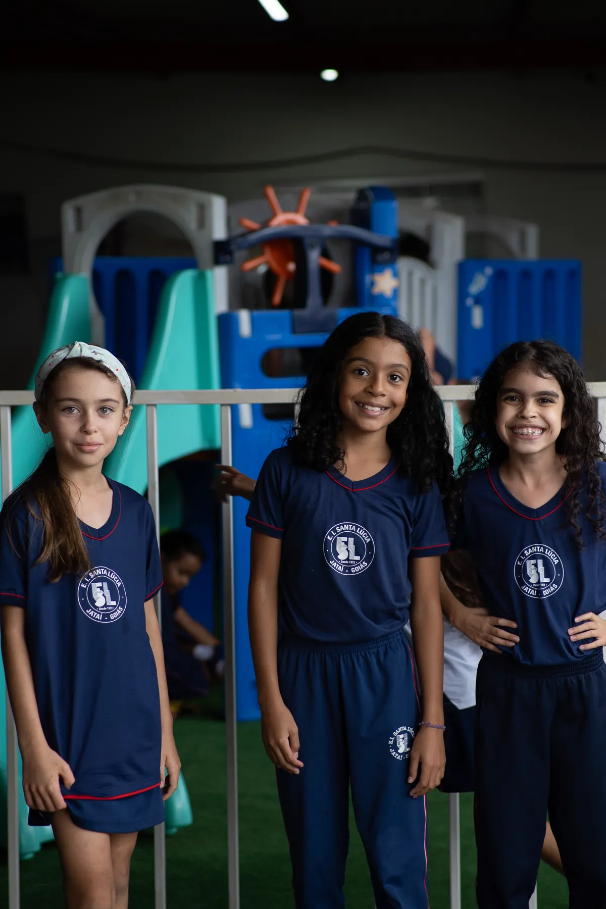 Alunas da Escola Santa Lúcia reunidas no pátio